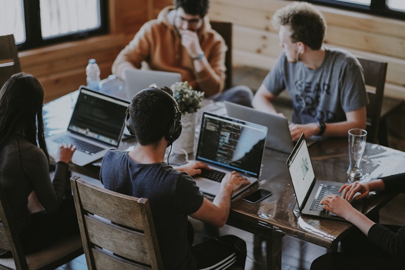 Notre équipe de techniciens en réunion de production